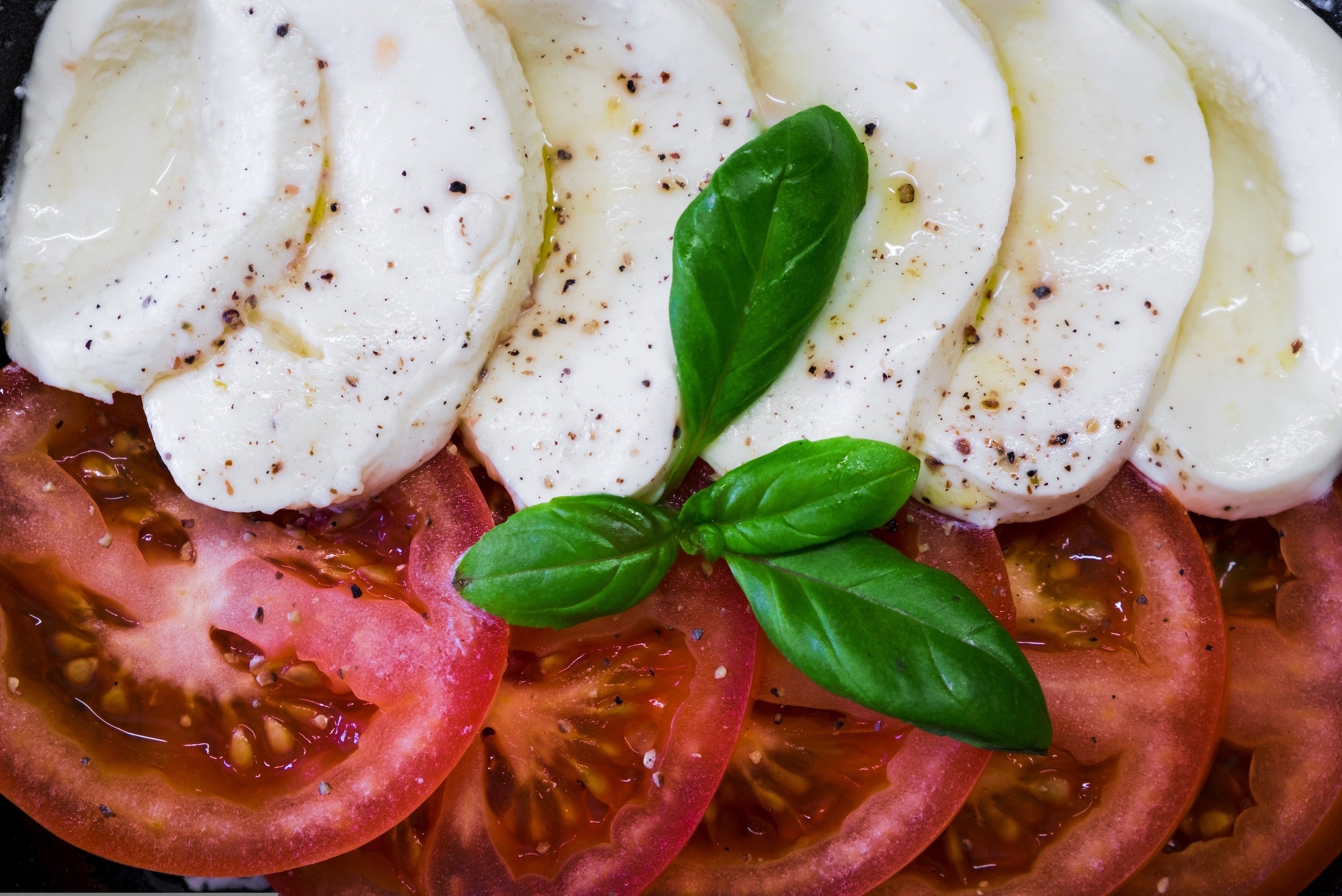 Salade de mozzarella maison, tomates et basilic. Kits à fromage U MAIN.
